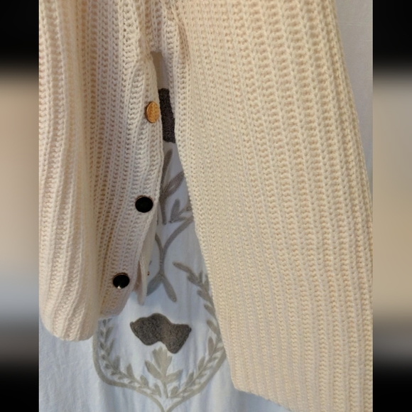 LN White Vici Sweater Button Crew S - Picture 8 of 8